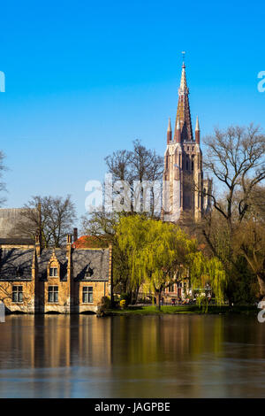 Vista pittoresca della città vecchia con il campanile della chiesa di Nostra Signora a Bruges in background, Bruges, Fiandre Occidentali, Belgio Foto Stock