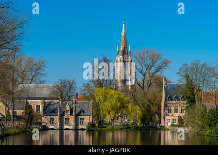 Vista pittoresca della città vecchia con il campanile della chiesa di Nostra Signora a Bruges in background, Bruges, Fiandre Occidentali, Belgio Foto Stock