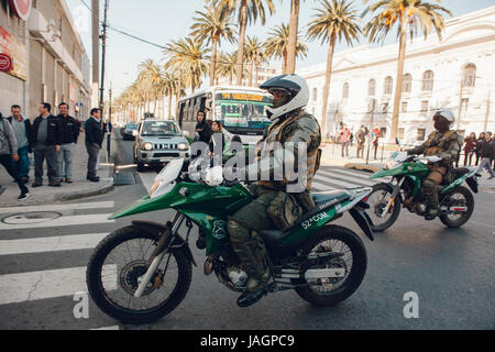 Valparaiso, Cile - 01 Giugno 2017: Polizia sul motociclo per reprimere i manifestanti durante una manifestazione di protesta in Valparaiso Foto Stock