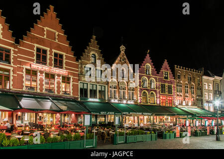Vista notturna di Markt o sulla piazza del mercato di Bruges, Fiandre Occidentali, Belgio Foto Stock
