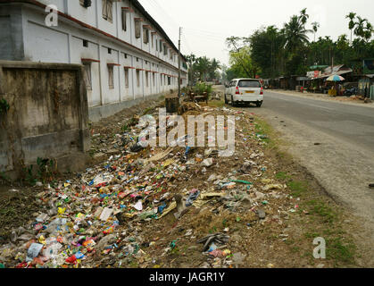 Strada fossato disseminato di plastica e di altri rifiuti, Oodlabari, autostrada tra Kalimpong e Phuentsholing, West Bengal, India Foto Stock