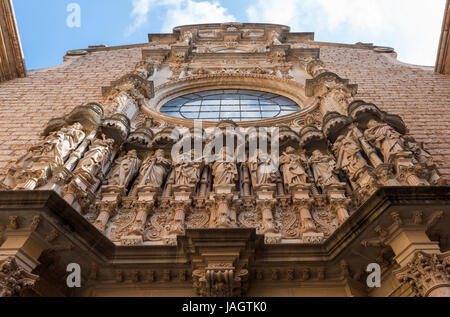 Ingresso alla chiesa di Santa Maria de Montserrat, Montserrat, Barcellona, Spagna Foto Stock