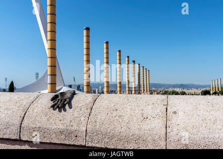 Lavoro guanti mans su di una parete del Montjuïc Torre delle Comunicazioni, parco olimpico Barcellona,Spagna Foto Stock