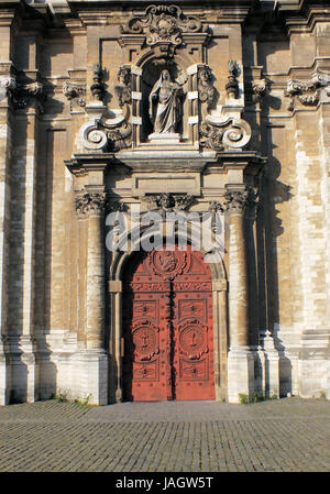 La facciata della St Jean Baptiste chiesa a Bruxelles risale al XVII secolo ed è stato progettato da Luc Fayd'herbe, un allievo di Rubens, il che spiega la sua forte fiamminga in stile barocco. Foto Stock