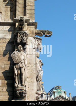 La facciata di Bruxelles' Town Hall è decorata con numerose statue che rappresentano i nobili, santi e figure allegoriche. Foto Stock