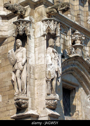 La facciata di Bruxelles' Town Hall è decorata con numerose statue che rappresentano i nobili, santi e figure allegoriche. Foto Stock