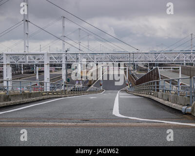 Calais Eurotunnel terminal dei treni che effettuano il trasporto di autovetture a Folkestone, Regno Unito Foto Stock