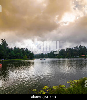 La stella a forma di lago di Kodaikanal, conosciuto anche come Lago di Kodai è situato nella città di Kodaikanal nel distretto di Dindigul in Tamil Nadu, India. Il lago è sur Foto Stock