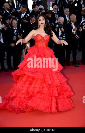 Aishwarya Rai (Ralph & Russo abito) che arrivano sul tappeto rosso per il film '120 battements par minute' (BPM (battiti al minuto)) settantesimo Cannes Film Festival Maggio 20, 2017 foto Jacky Godard Foto Stock