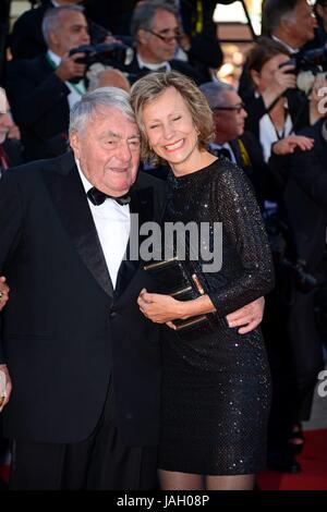 Claude Lanzmann e Iris van der Waard arrivando sul tappeto rosso per il film '120 battements par minute' (BPM (battiti al minuto)) settantesimo Cannes Film Festival Maggio 20, 2017 foto Jacky Godard Foto Stock