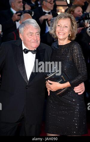 Claude Lanzmann e Iris van der Waard arrivando sul tappeto rosso per il film '120 battements par minute' (BPM (battiti al minuto)) settantesimo Cannes Film Festival Maggio 20, 2017 foto Jacky Godard Foto Stock