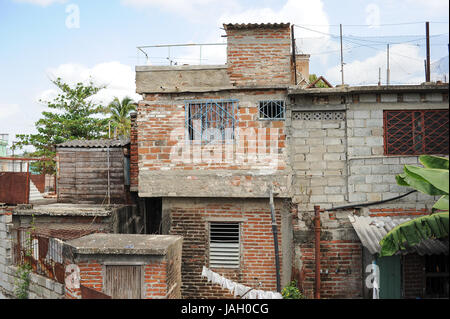 In decadimento edifici coloniali in Santa Clara, Cuba Foto Stock