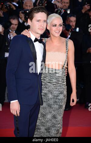 Josh Kaye e Kristen Stewart (Chanel abito) che arrivano sul tappeto rosso per il film '120 battements par minute' (BPM (battiti al minuto)) settantesimo Cannes Film Festival Maggio 20, 2017 foto Jacky Godard Foto Stock