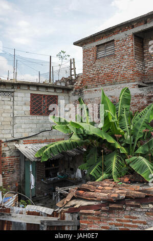 In decadimento edifici coloniali in Santa Clara, Cuba Foto Stock