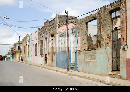 In decadimento edifici coloniali in Santa Clara, Cuba Foto Stock