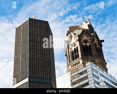 Kaiser Wilhelm Memorial Church e blu cielo di autunno a Berlino Foto Stock