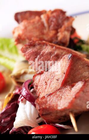 La carne di maiale shish kebab e accompagnamento di verdure Foto Stock