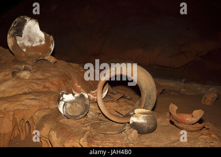 Belize,Actun Tunichil Muknal,pit,Maya,Xibalba,offrendo,TONO,cocci alcuna proprietà di rilascio, Foto Stock