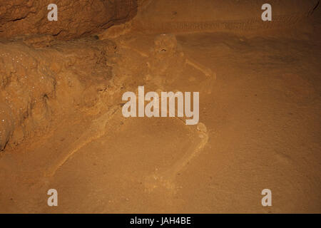 Belize,Actun Tunichil Muknal,pit,Maya,Xibalba,offrendo,scheletro umano,alcuna proprietà di rilascio, Foto Stock