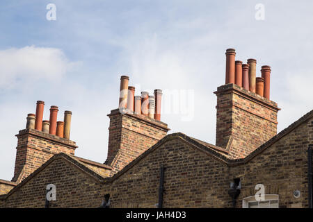 Chimneypots sui tetti delle case a schiera a Islington, London N1, Regno Unito Foto Stock