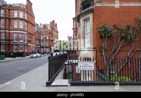 Londra, Regno Unito, 7 maggio 2017: fico rosso contro un muro di mattoni sul luogo di Egerton in London Kensington Foto Stock