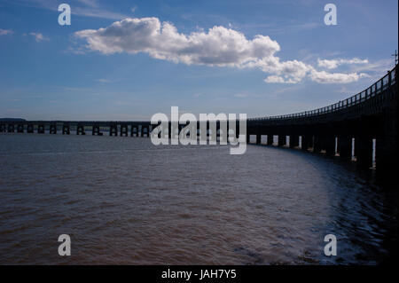 Il Tay Rail Bridge a Dundee. Situato sulla sponda nord del Firth of Tay Dundee è la quarta più grande città della Scozia . Foto Stock