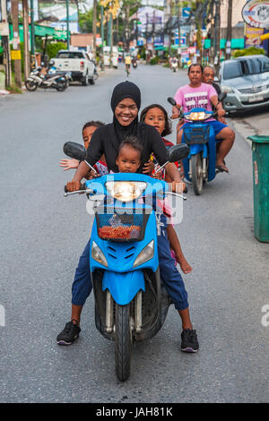 Madre con tre bambini su scooter, Chalong Bay, Phuket, Tailandia Foto Stock