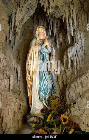 Grotta di Lourdes con una statua della Vergine Maria, la ricostruzione della grotta di Massabielle, vicino a Lourdes, chiesa parrocchiale di San Foto Stock