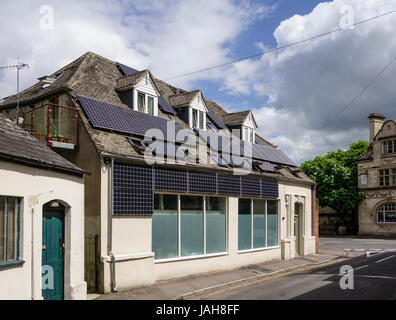 Più pannelli solari installati sul tetto di un edificio, Stroud, Gloucestershire, Regno Unito Foto Stock