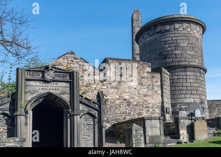 Rob bruciare la sua tomba e memoriale eretto da sua moglie e dodici figli vecchio cimitero Calton, Edimburgo, Scozia Foto Stock