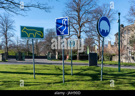 Segnaletica degli animali nel parco scozzese della Galleria Nazionale di Arte Moderna (edificio 2), Edimburgo, Scozia Foto Stock