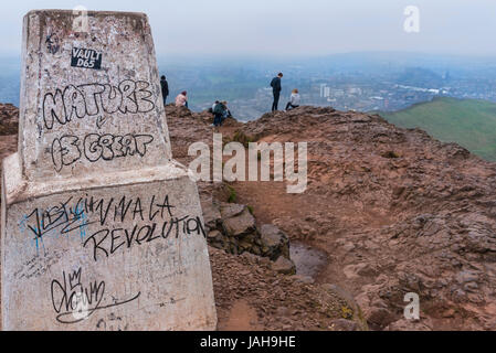 Sondaggio pilastro al vertice di Arthurs Seat, Holyrood Park, Edimburgo, Scozia Foto Stock