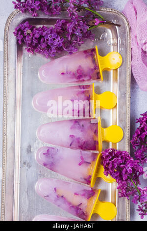 Popsicles con fiori lilla Foto Stock