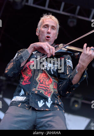Levellers folk band fiddle player, Jon Sevink effettuando in corrispondenza di Wychwood Festival. Cheltenham, Regno Unito Foto Stock