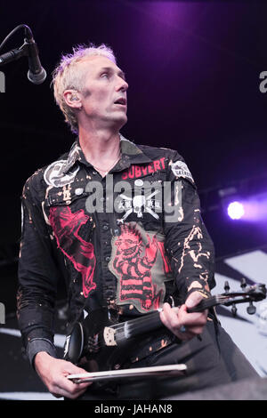 Levellers folk band fiddle player, Jon Sevink effettuando in corrispondenza di Wychwood Festival. Cheltenham, Regno Unito Foto Stock