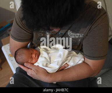 New Born Baby detenuti acquista il suo padre Foto Stock