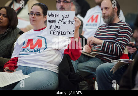 Residenti parlano durante un pubblico sessione di domande e risposte con il Michigan Department di qualità ambientale (MDEQ) su una domanda di autorizzazione per un aumento delle emissioni alla maratona di raffineria di petrolio a Detroit. La raffineria è situato in una zona residenziale della città, le più inquinate codice postale nel Michigan e uno dei più in tutto il paese. Foto Stock