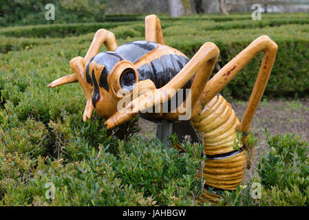 Wasp in ceramica da Rafael Bordalo Pinheiro (un XIX secolo grande artista portoghese). Giardino del Museu da Cidade, Lisbona. Portogallo Foto Stock