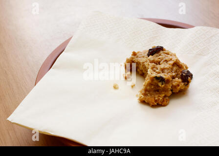 Deliziosi fiocchi d'avena raisin cookie con un morso prese Foto Stock