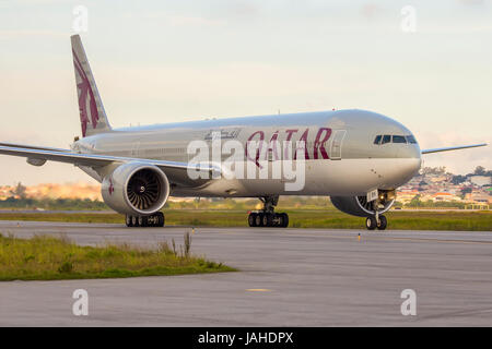 Boeing 777-300ER della Qatar Airways a gru, aeroporto Guarulhos - Sao Paulo Brasile - 2017 Foto Stock