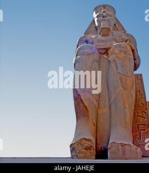 Ramsesstatue vor dem Luxor Tempel, Ägypten; statua di Ramses davanti al tempio di Luxor, Egitto Foto Stock