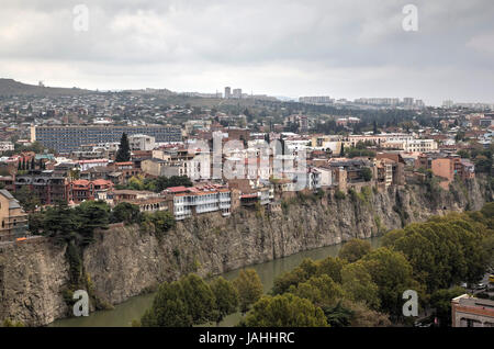 Panorama del centro città dalla fortezza di Narikala. Tbilisi. La Georgia. Foto Stock