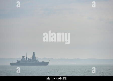 La British Royal Navy cacciatorpediniere HMS audace (D32) nel Solent vicino a Portsmouth Foto Stock