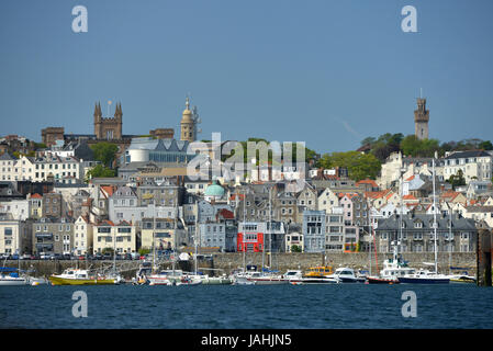 St Peter Port Guernsey, nelle Isole del Canale, dal mare. Foto Stock