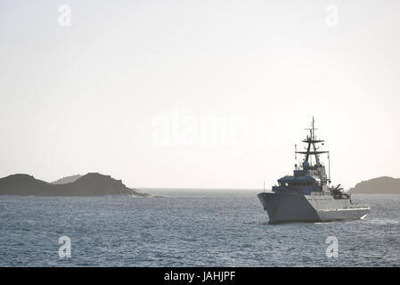 HMS Severn P282, British Royal Navy classe fiume nave pattuglia nelle isole Scilly. Foto Stock