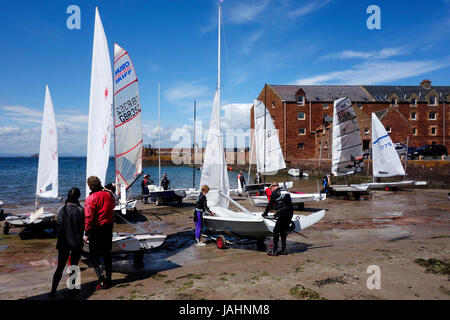 I membri di East Lothian Yacht Club a prepararsi per una giornata in barca a vela Foto Stock
