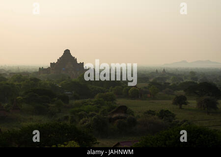 Bagan è un antica città situata nella regione di Mandalay di Myanmar. Dal IX al XIII secolo la città fu la capitale del regno pagana, la Foto Stock