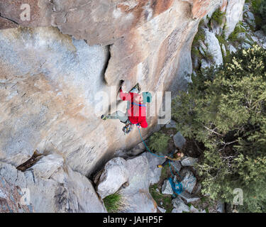 Nic Houser si arrampica su di un percorso chiamato Shake 'n' Flake 5.10c al castello di rocce del parco statale Idaho Foto Stock