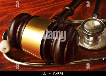 Negligenza medica. Martello e stetoscopio. Concetto di malcostume. Foto Stock