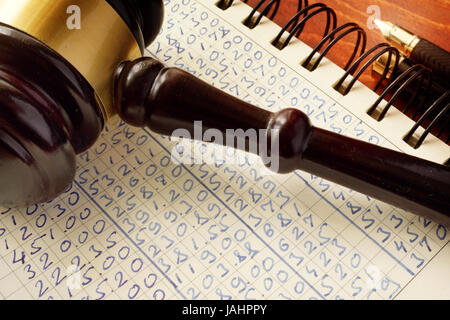 Lotta contro il riciclaggio di denaro (AML). Martello e libro contabile. White Collar Crime. Foto Stock